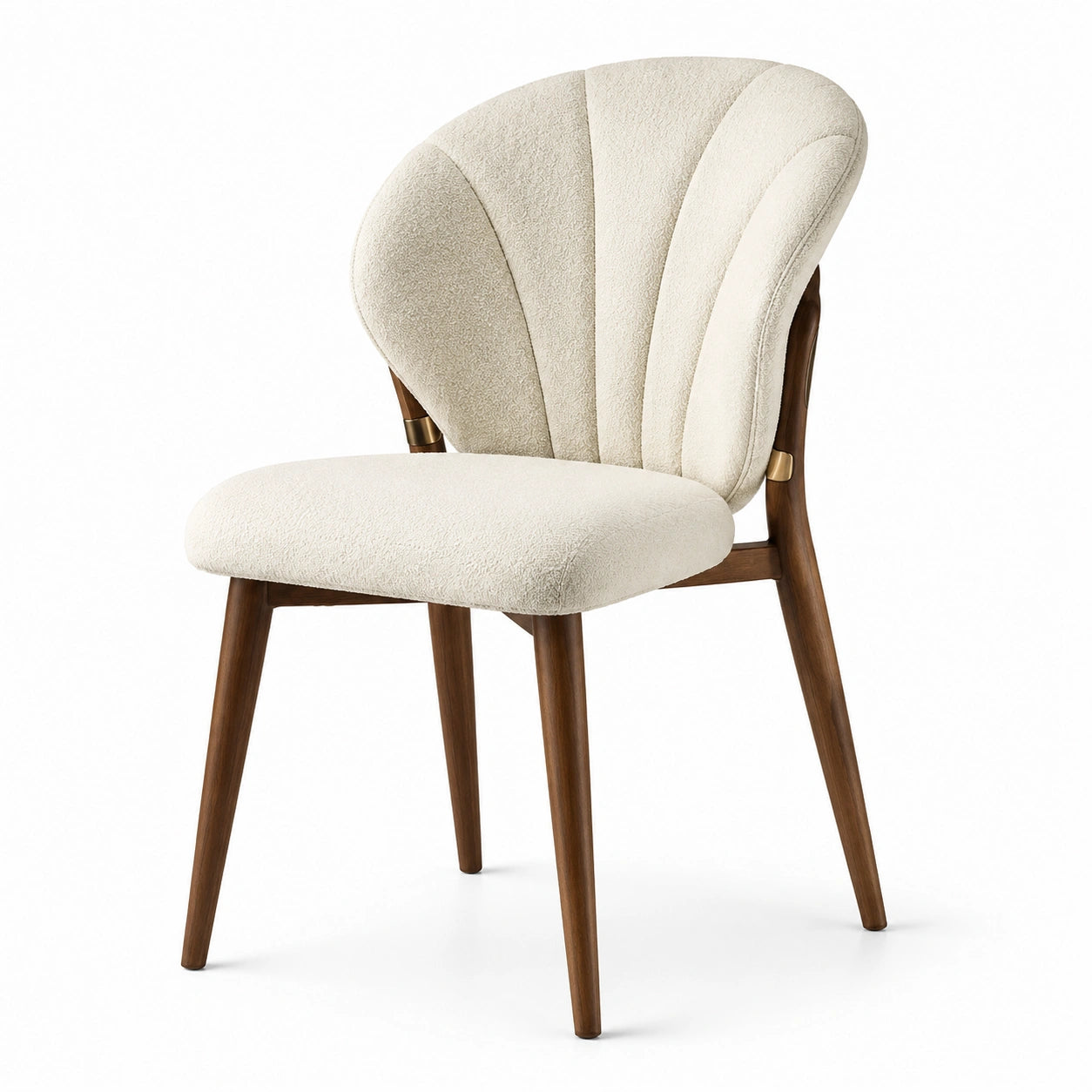 Moderner Esszimmerstuhl mit Bouclé-Bezug in Creme, braunem Holzgestell und goldfarbenen Akzenten, 58 × 60 × 82 cm